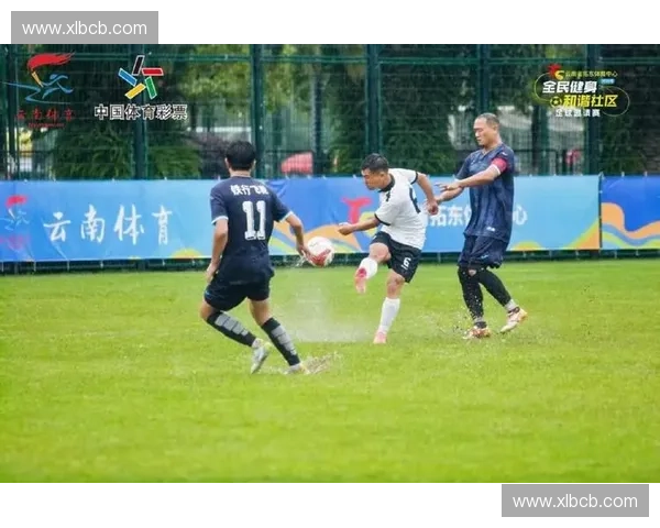 激烈绿茵争锋展现团队智慧与激情的精彩足球巅峰对决盛宴时刻现场